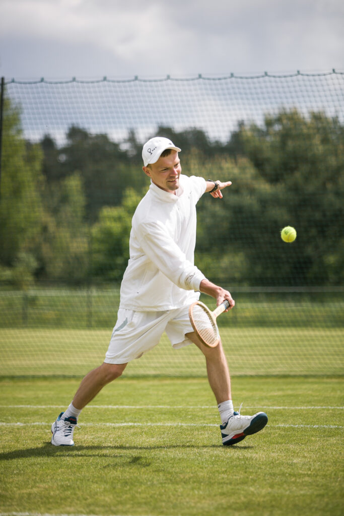 Wojtek Jobczyk trener tenisa gra woleja na obozie tenisowym