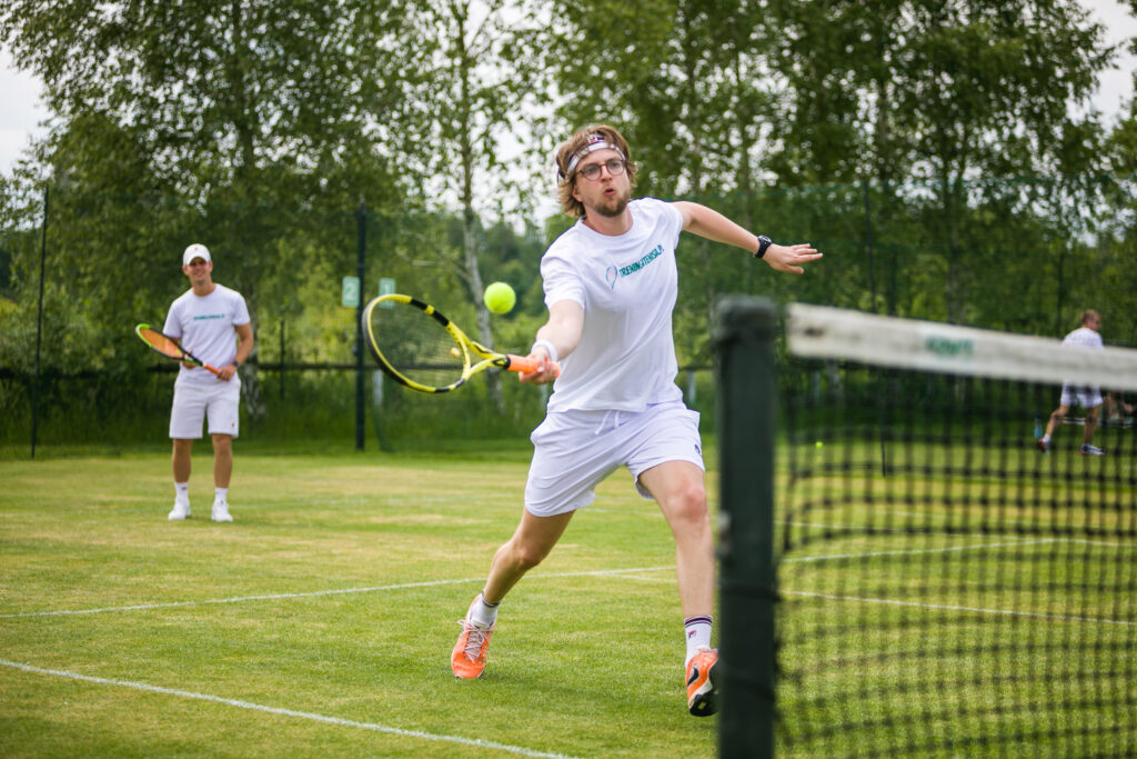 Anton Grytsenko gra w tenisa na trawie