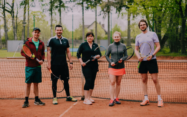 Grupa tenisowa na obozie tenisowym