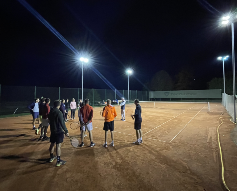 Nocny Turniej Deblowy podczas weekendowego obozu tenisowego