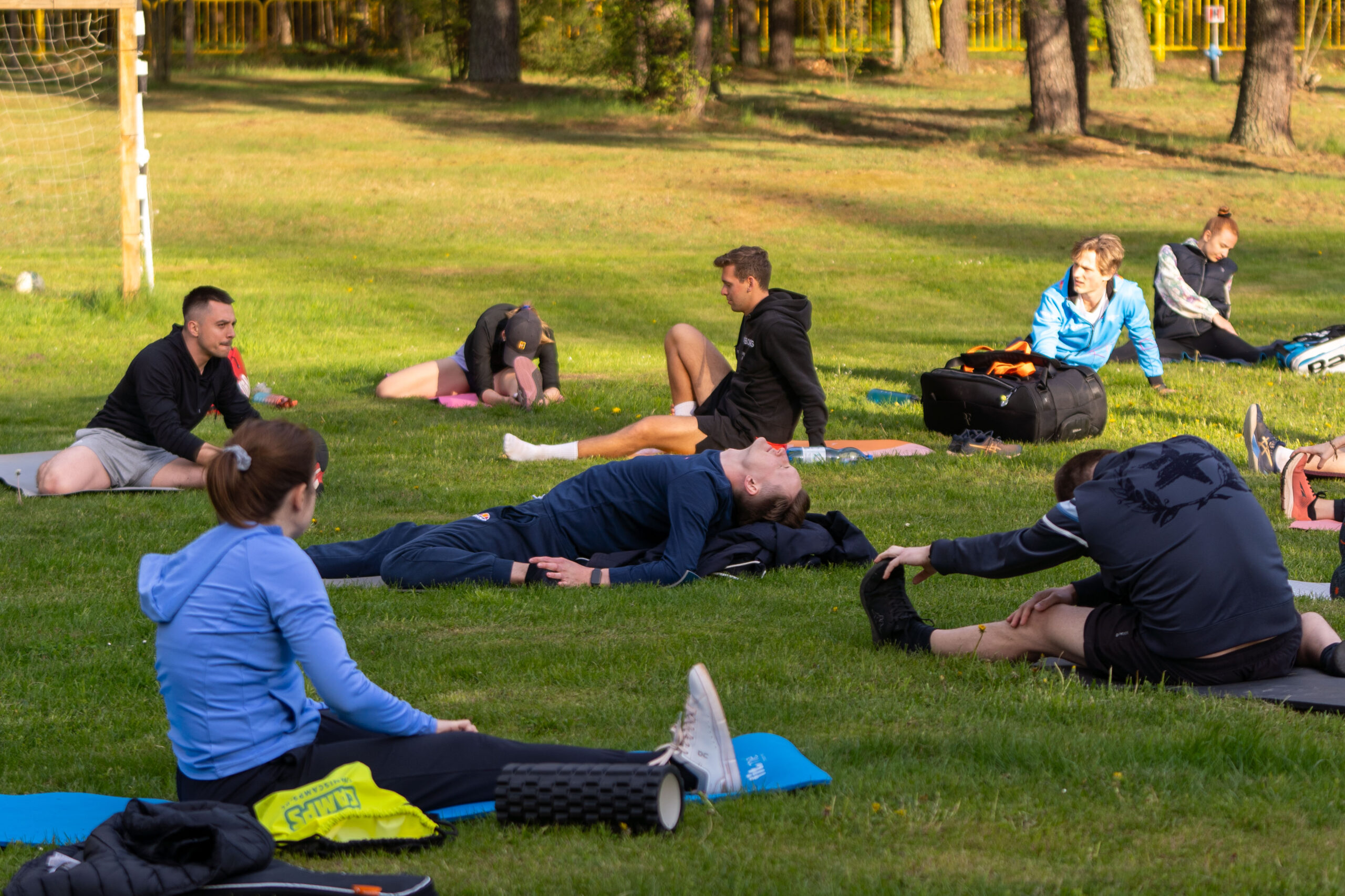 Stretching i rolowanie na obozie tenisowym